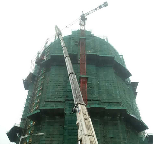 连山吊车在工地上作业